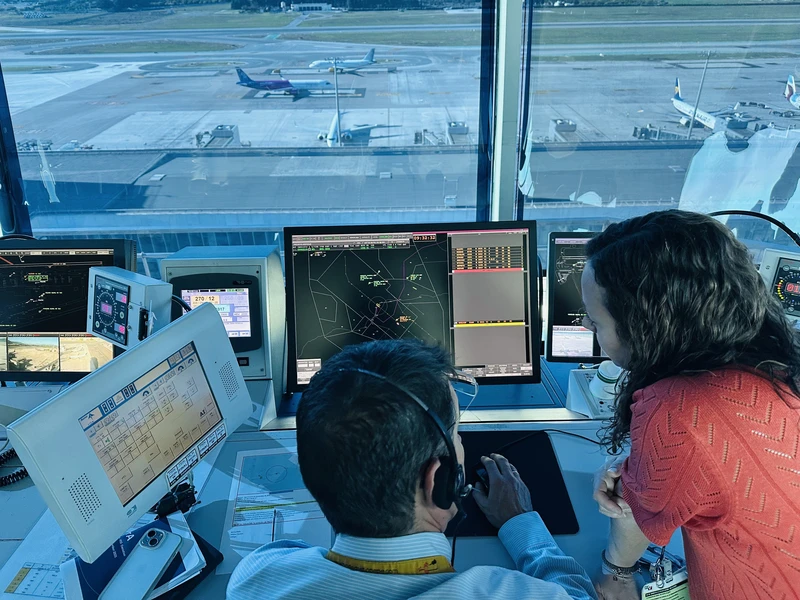 Seguimiento del vuelo hacia Granada en la torre de control de Mlaga. Foto: Enaire